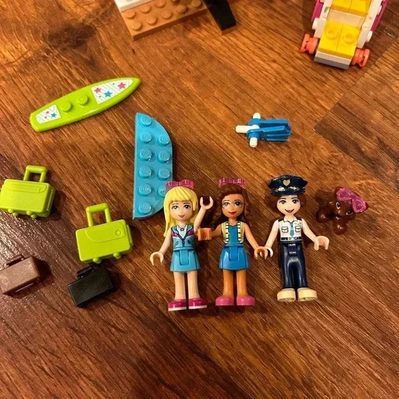 Lego Friends Heartlake City Airplane 41429 - Picture 3 of 8